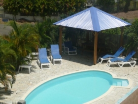 Gîte rural 'A 150m de la plage et du surf, à 5mn à pied du plus beau lagon de la Guadeloupe Bois Jolan T2 de Charme avec Jacuzzi, T3 duplex de charme 6 couchages, Studios, piscine,  recommandés par le guide du routard,et à proximité à pied de 3 plages lagons turquois' à Ste-anne