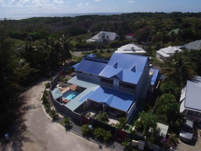 Gîte rural 'A 150m de la plage et du surf, à 5mn à pied du plus beau lagon de la Guadeloupe Bois Jolan T2 de Charme avec Jacuzzi, T3 duplex de charme 6 couchages, Studios, piscine,  recommandés par le guide du routard,et à proximité à pied de 3 plages lagons turquois' à Guadeloupe